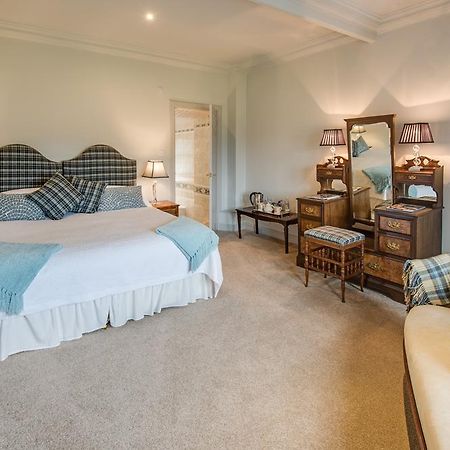 The Wheatsheaf Hotel And Restaurant Swinton  Bagian luar foto